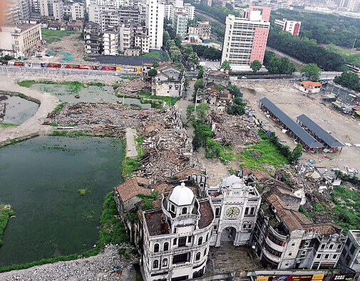 佛山汾宁古道近半老建筑坍塌,起重滑车助维修